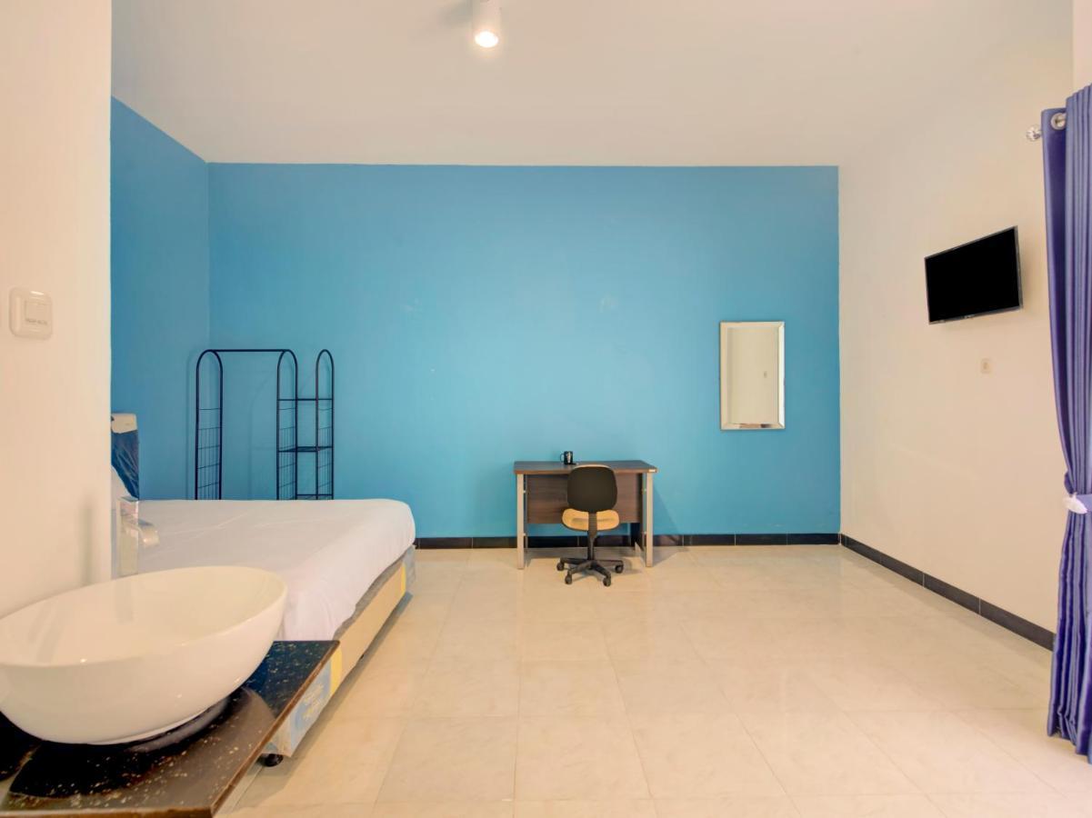 Oyo Life 3987 Kost Aditya Hotel Surabaya
